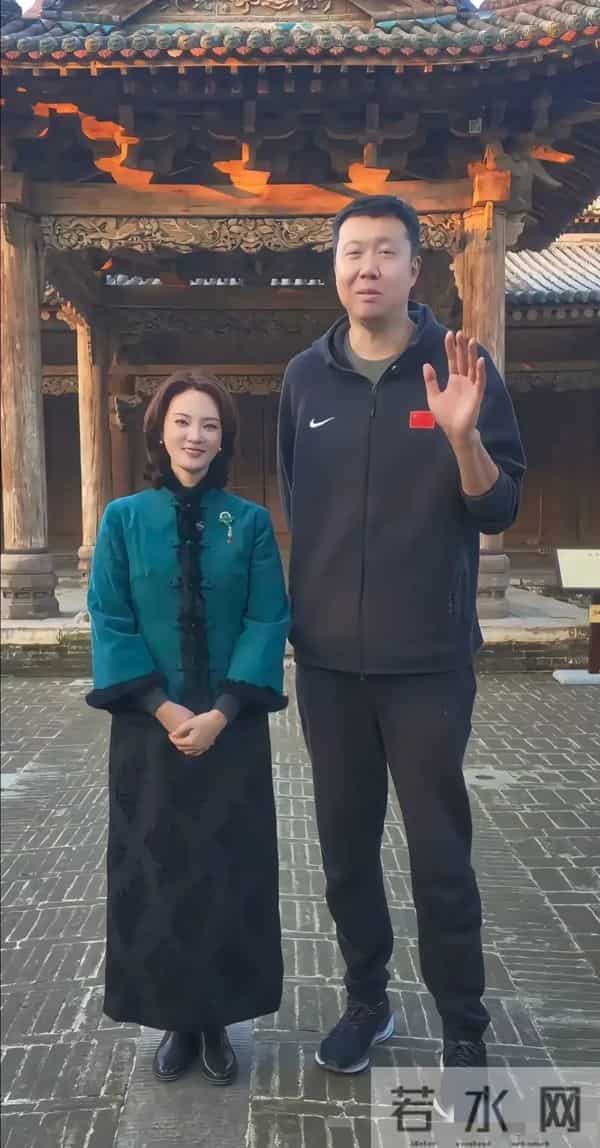 刘芳菲身高174，王治郅214，虽然身高差距悬殊，刘芳菲还真不低