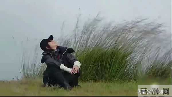 刘晓庆一天吃一斤肉，同龄人夸她年轻，摘下假发真容曝光