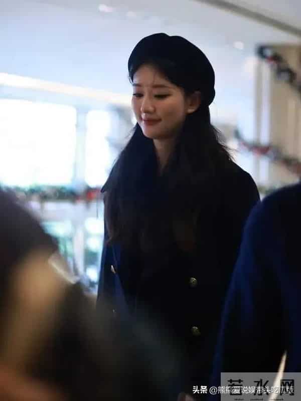 乔欣结婚后状态越发年轻!穿双排扣大衣+贝雷帽,时髦又减龄!