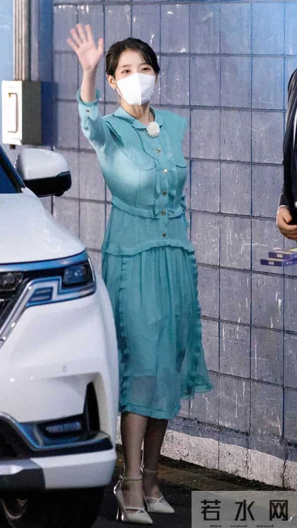 iu李知恩透视裙和白色高跟鞋很有成熟女人的味道