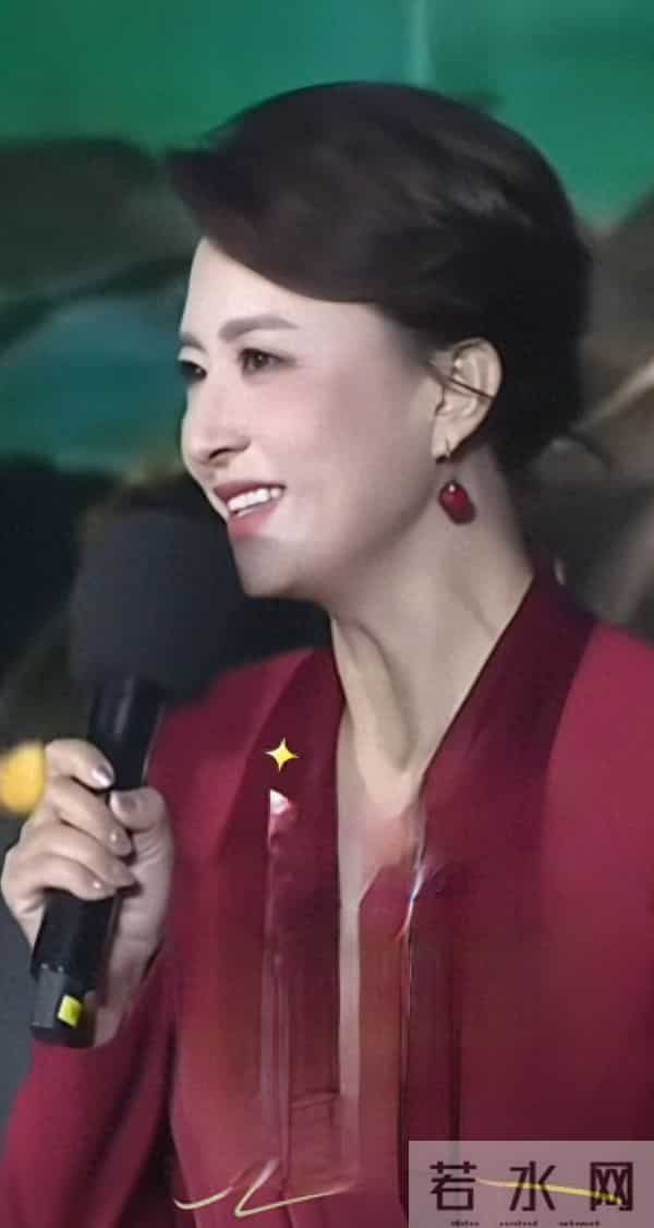 张蕾谈剧本演员重要性，着酒红深V套装，优雅主持尽显专业风采