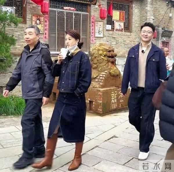 46岁张蕾逛街被偶遇，她打扮好端庄贤淑啊，身材也很高挑