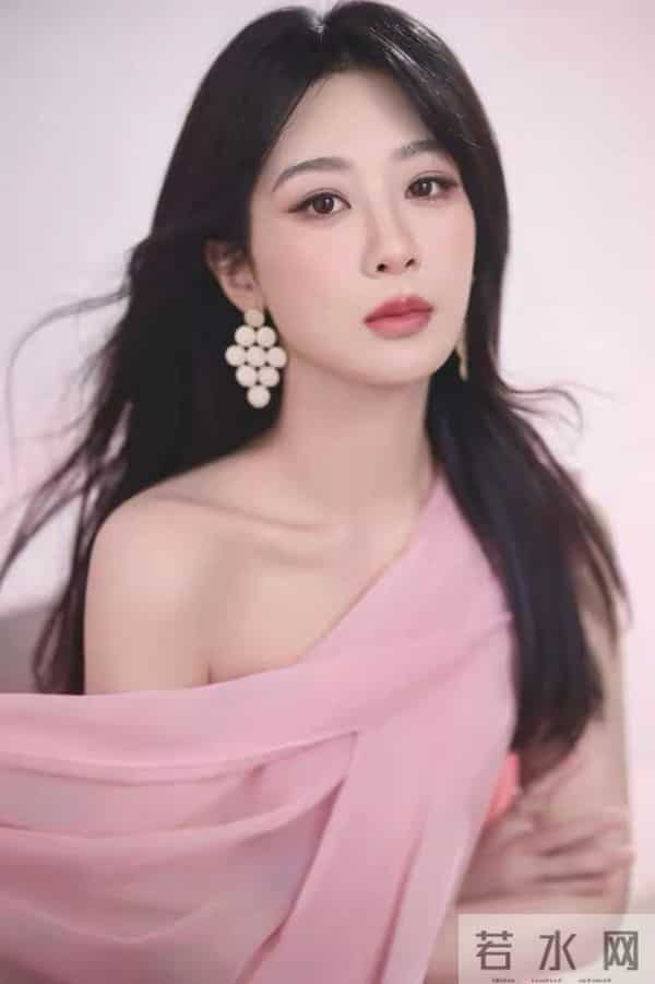 杨紫绝美写真，一袭粉色抹胸裙，甜美性感