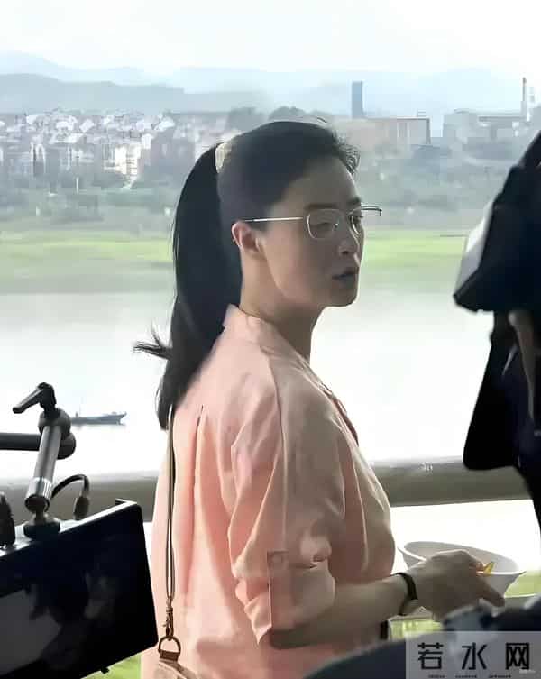 42岁蒋欣在重庆炸街！都瘦到脱相了但体型乃是前凸后翘十分吸睛