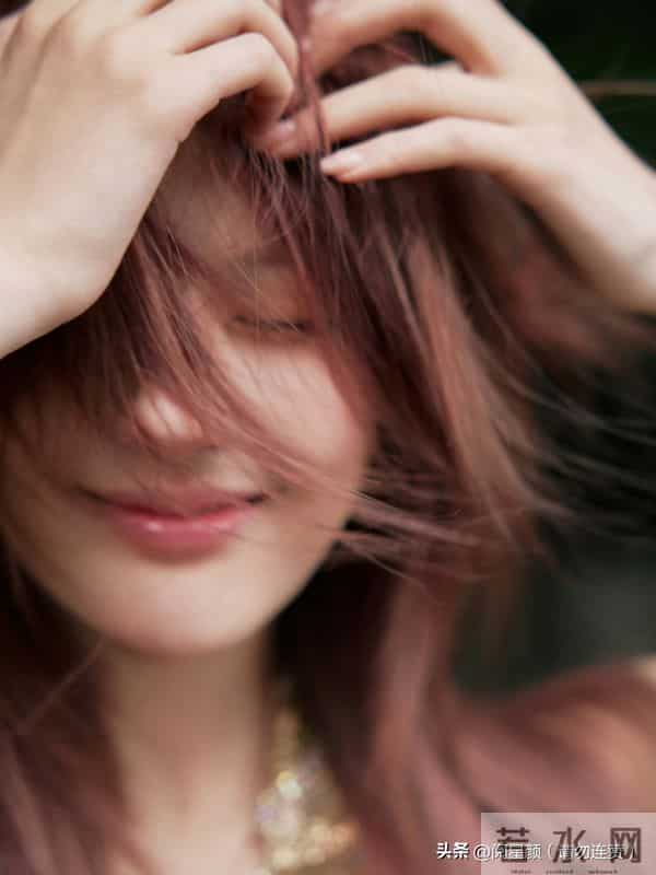 赵露思 白瓷肌肤太亮眼 美的像个洋娃娃精致到头发丝