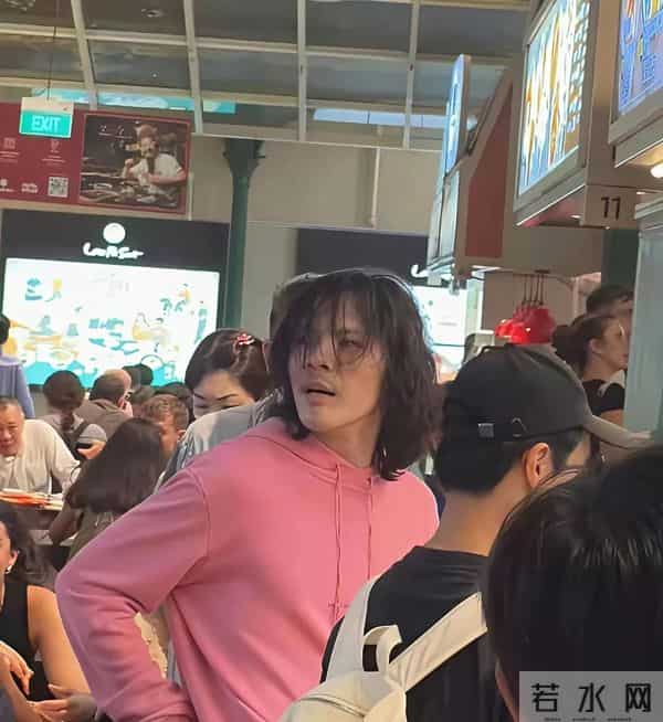 向佐这是爱惨了郭碧婷!新加坡游玩比老婆穿的还粉嫩,眼神粘人。