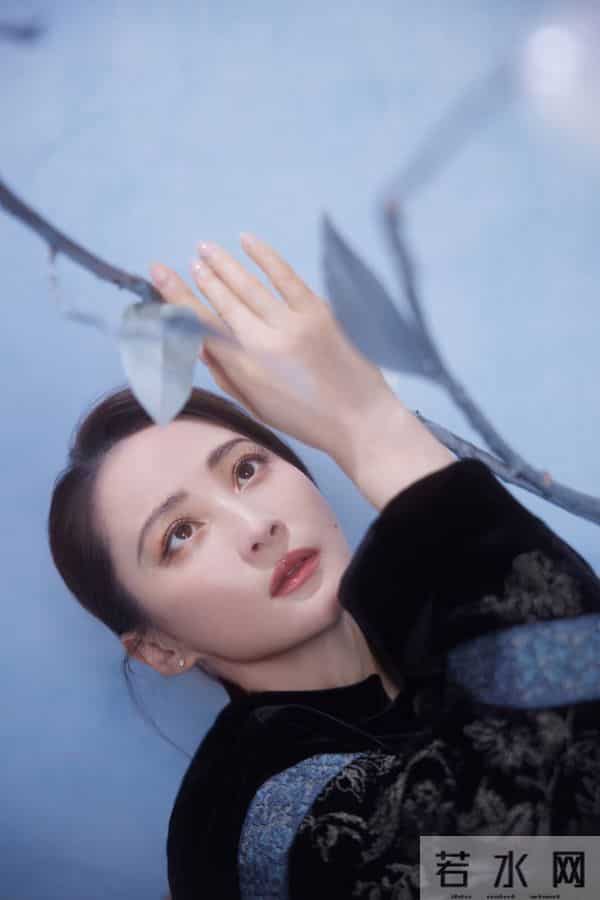 蒋勤勤分享国风写真，黑丝绒刺绣装配低盘发，气质典雅美出新高度