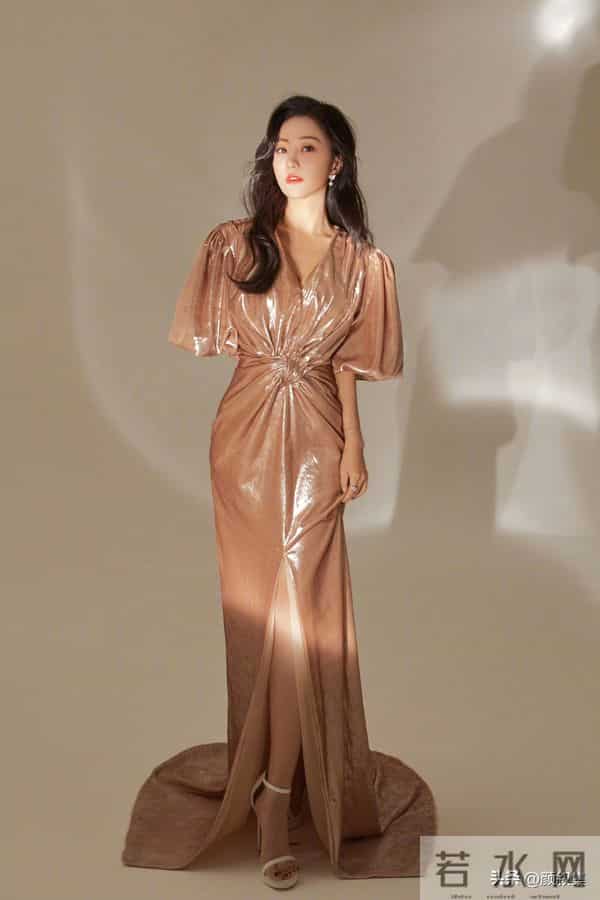杨蓉这鎏金长裙造型,美到挪不开眼!