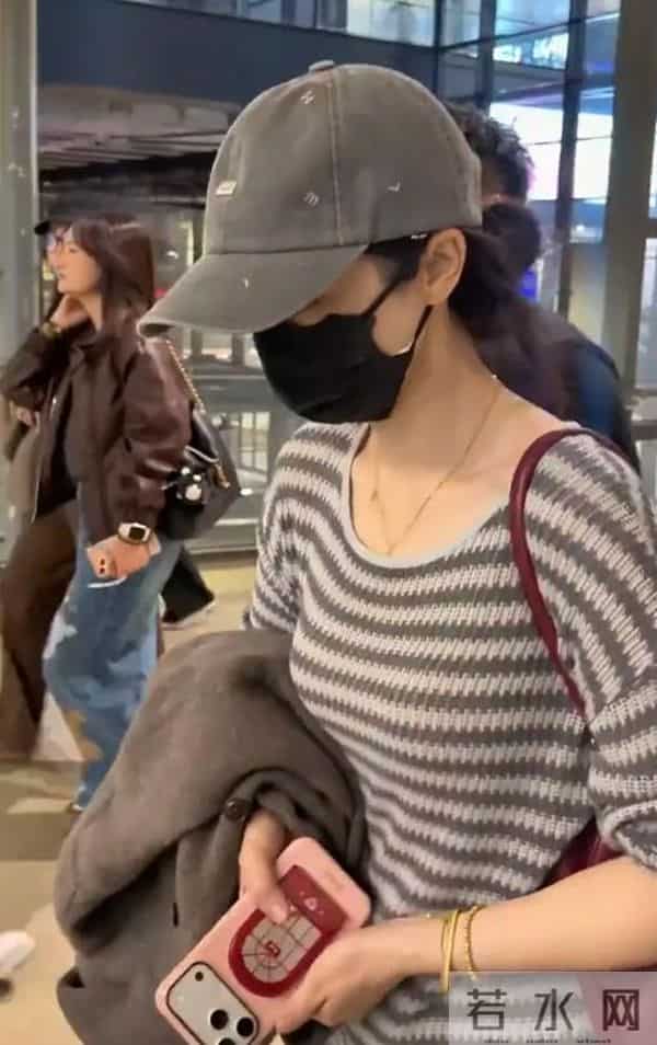 董璇被传怀上二胎现身机场!特地脱下外套回应