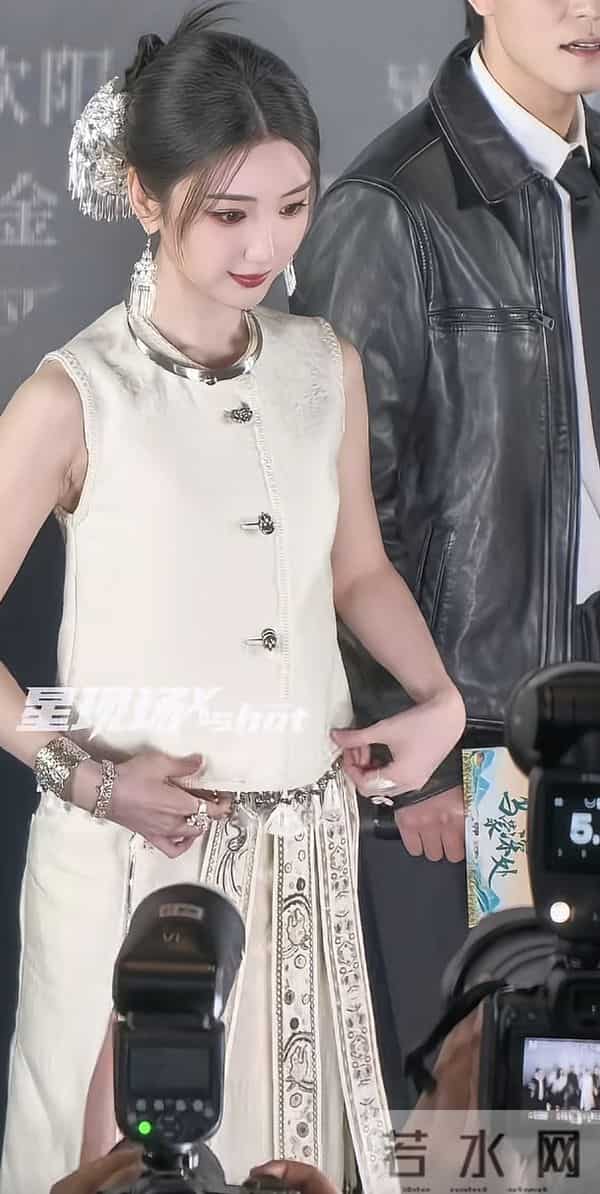 毛晓彤出席线下活动,又漂亮又明媚,皮肤白到发光少女感十足呀!