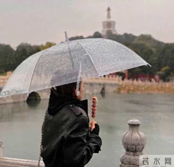 59岁巩俐现身北京公园,发丝凌乱,喝酸奶吃糖葫芦超接地气!