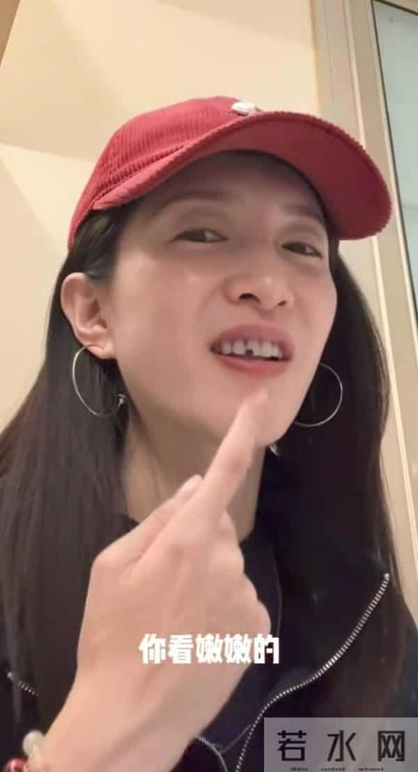 江疏影和朋友吃贵州火锅 两人炫了一大桌菜 网友 怎么做到吃都不胖的