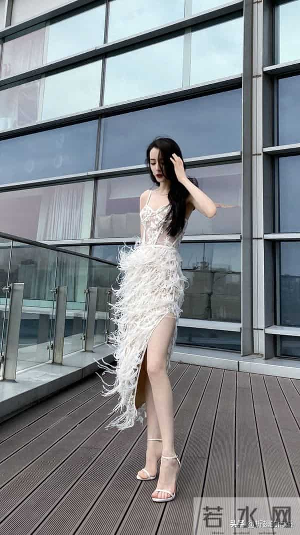 迪丽热巴经典羽毛裙穿搭壁纸，高跟大长腿吸睛。