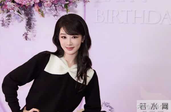 33岁杨紫生日晒全家福,爸妈气质出众亮眼,一家三口太幸福