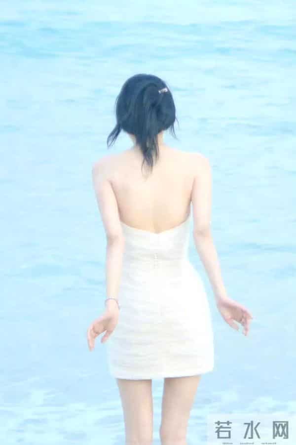 孙怡白裙海边写真