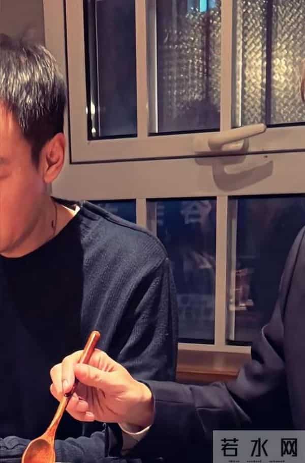 李乃文的笨办法管用，不劝，只把辣锅换成清汤，把香菜挑干净