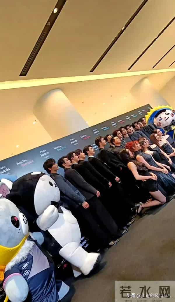 不是吧,女艺人穿超短裙还得跪着合照,网友:奇葩该骂