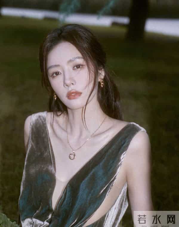 蔡文静的气质真优雅，知性又温柔，看着就舒服