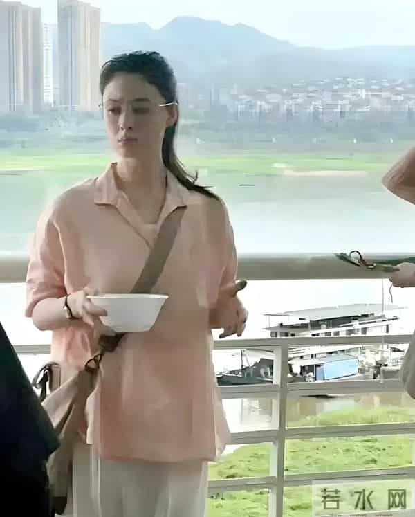 42岁蒋欣在重庆炸街！都瘦到脱相了但体型乃是前凸后翘十分吸睛