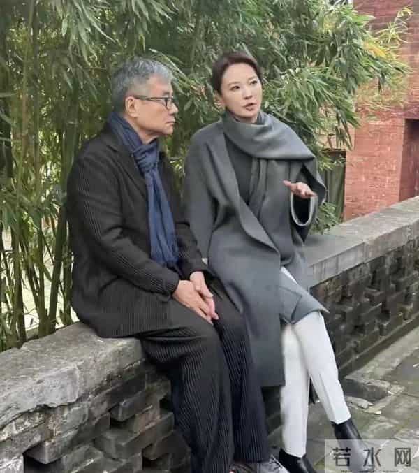 刘芳菲玉皇庙被偶遇!灰色大衣优雅出镜,巴掌脸嫩如少女美到发光