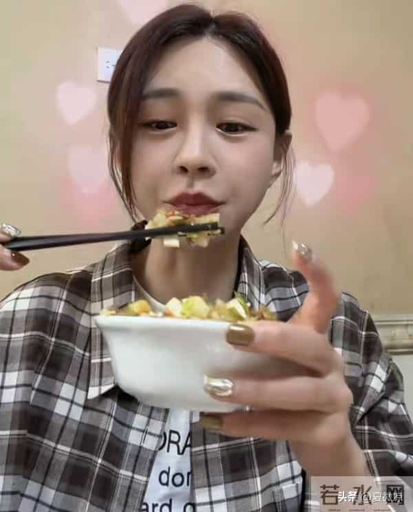 51岁汪涵现身沈梦辰饭局，白发显沧桑却超亲民，师徒同框太暖心