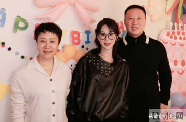 33岁杨紫生日晒全家福,爸妈气质出众亮眼,一家三口太幸福