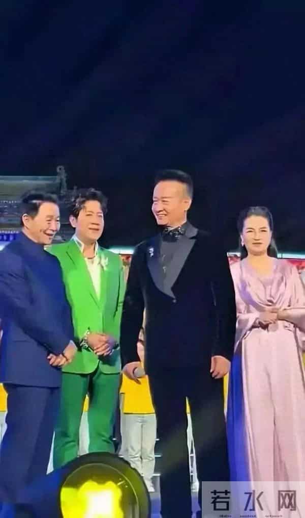 阎维文携妻回平遥,68岁妻子好瘦好显老 与丈夫同框就像两代人一样