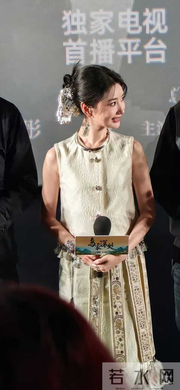 毛晓彤出席线下活动,又漂亮又明媚,皮肤白到发光少女感十足呀!