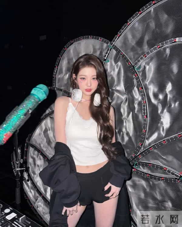 张元英后台美图释出