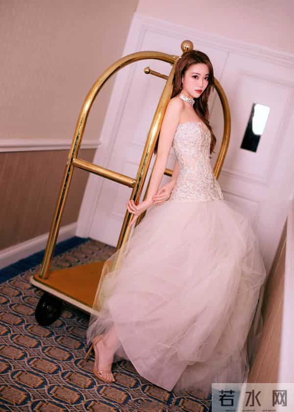 主持人,张纯烨,在酒店行李车上