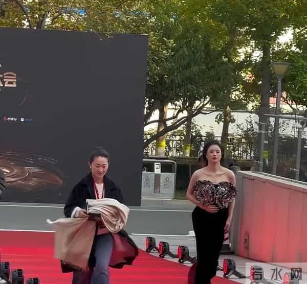 蒋欣终于瘦出新高度，顶级头肩比美爆了，她的“波浪”锁骨更抢镜