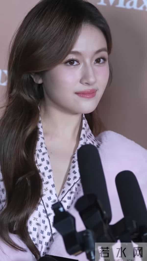 李兰迪这皮肤也太绝了吧,白里透红不说 好细腻清透呀,辨识度也高