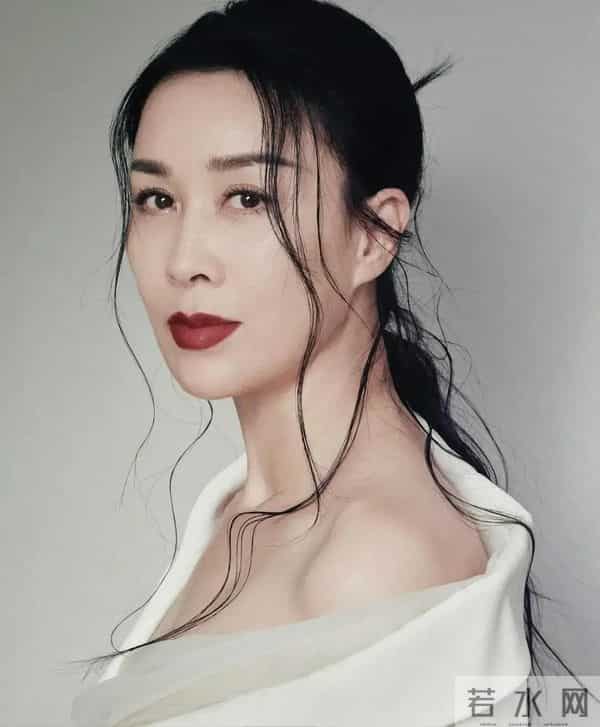 这一夜，巩俐头发白了，朱珠和卡地亚高层跳舞，郭晶晶盘发贵气