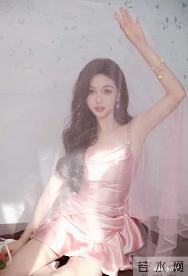 甜美御姐吴宣仪,又甜又酷!