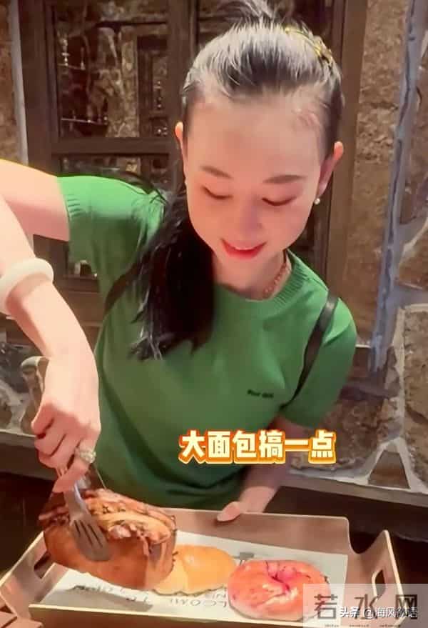 范志毅带娇妻立冬逛街,面包店扫货遭老婆当场拿捏,被误认成父女