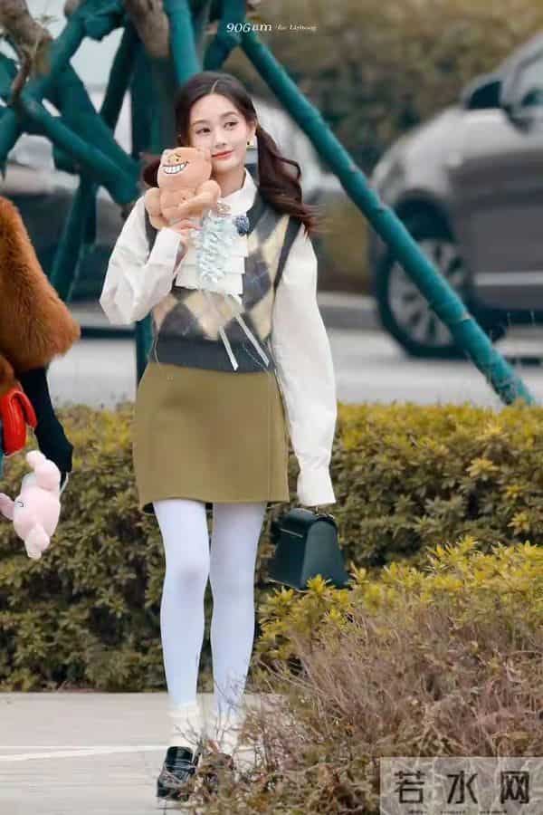 李一桐穿白丝优雅，甜美中透露女人味！