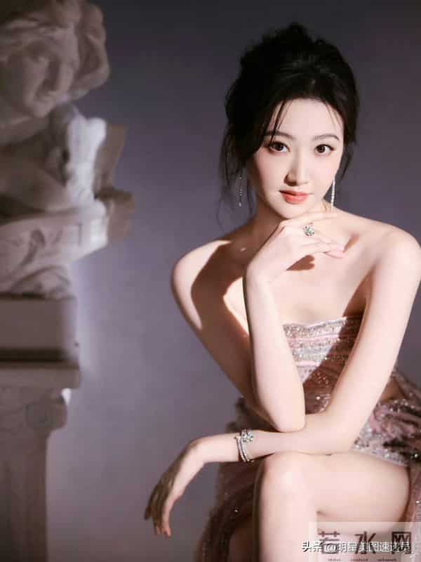 景甜：粉裙衬玉腿，神颜配好身材