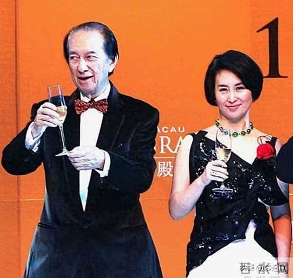 官媒发声，63岁何超琼再破天花板，让许晋亨和整个豪门圈噤声了