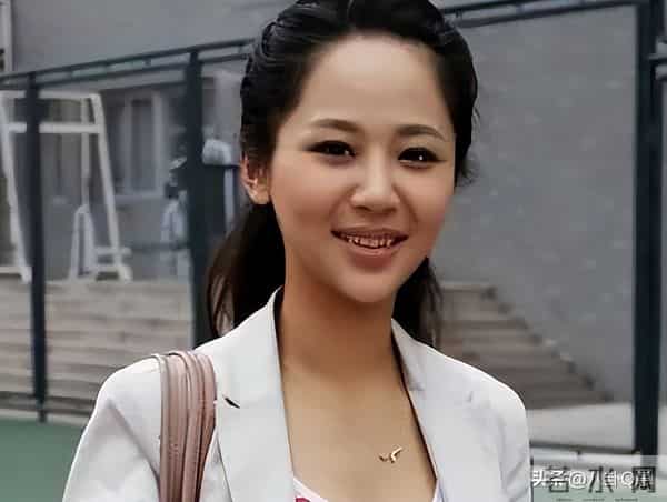 33岁杨紫生日晒全家福,爸妈气质出众亮眼,一家三口太幸福