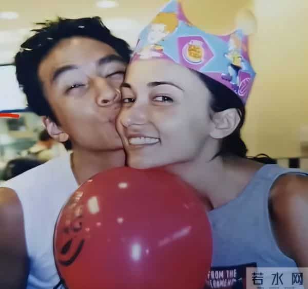 吴彦祖晒47岁老婆素颜合照，惊呆网友！男方曾称近10年没夫妻生活