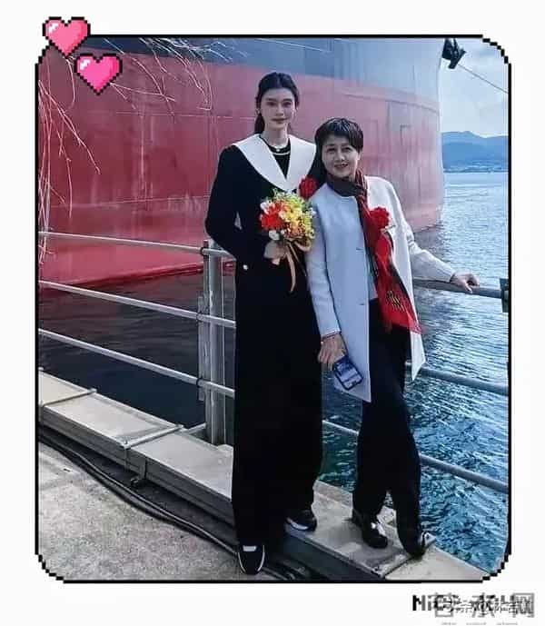 奚梦瑶、何猷君、梁安琪一家三口逛商场被偶遇，何猷君腿毛抢镜！