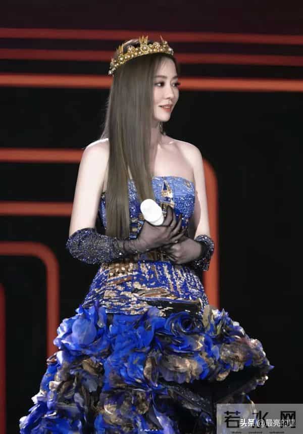 张靓颖这个妆容和服饰，简直美成神了，这妆容太适合她了，绝了