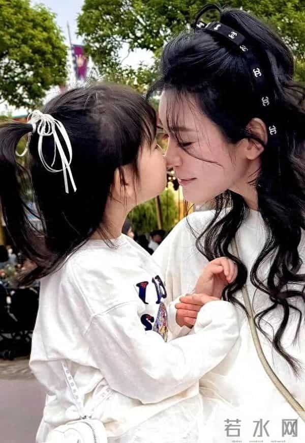 奚梦瑶晒4岁二胎女儿，Romee拎香奈儿似玩偶，母女俩白得晃眼