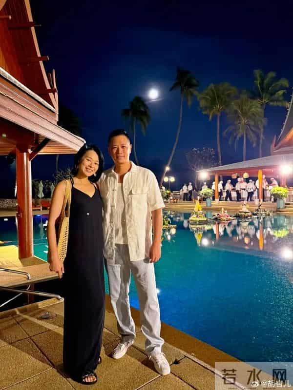 46岁胡杏儿和老公度假庆生,小腹圆润,网友猜测怀“四胎”拼女儿