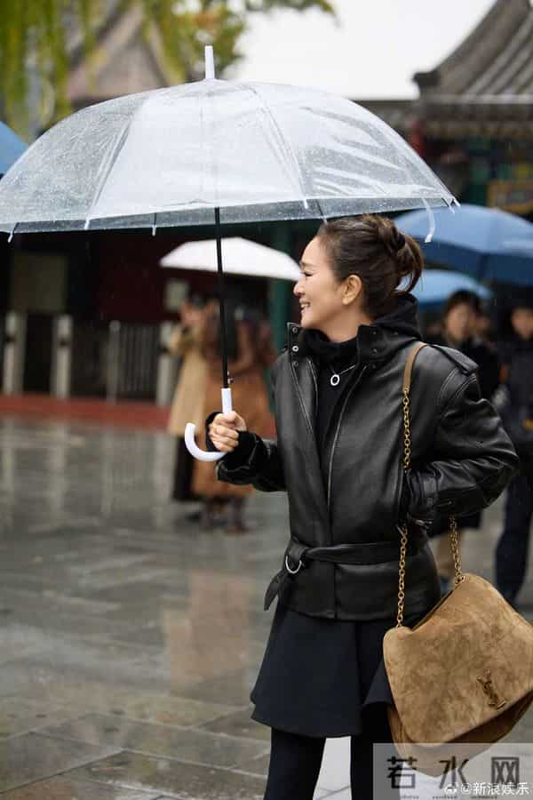 巩俐雨天现身北海公园，全黑造型撑伞漫步，这姿态太像电影镜头！