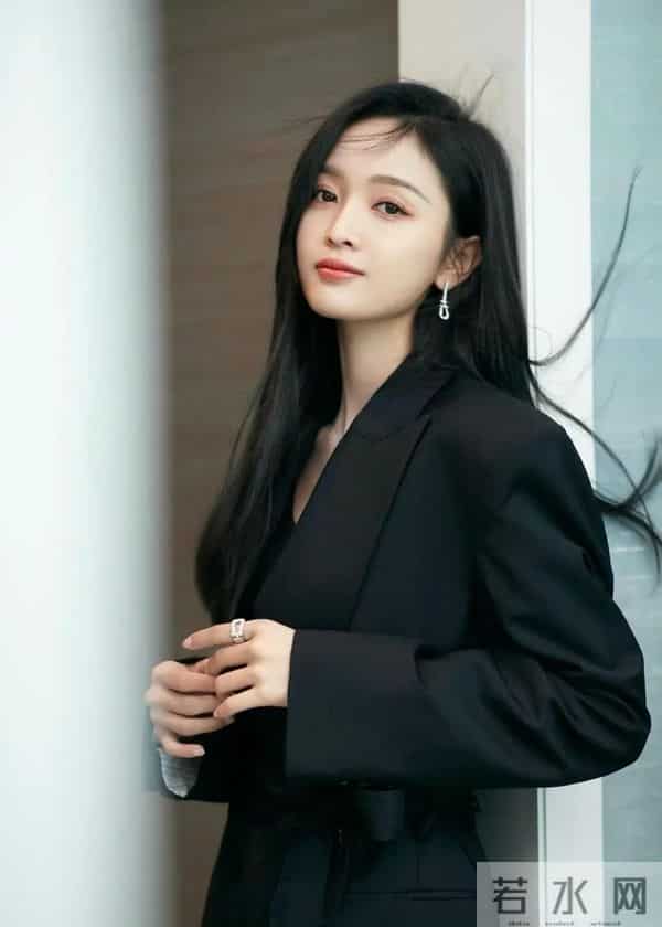吴宣仪黑西装造型又美又飒