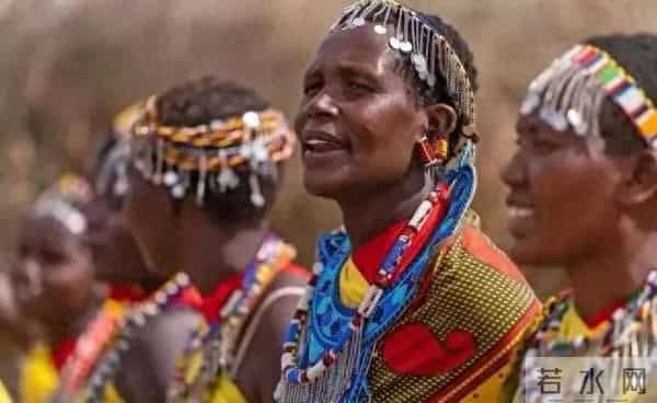 非洲土皇帝王垚:丰臀辣妹当助理,生活奢靡为何还多次被官媒表扬