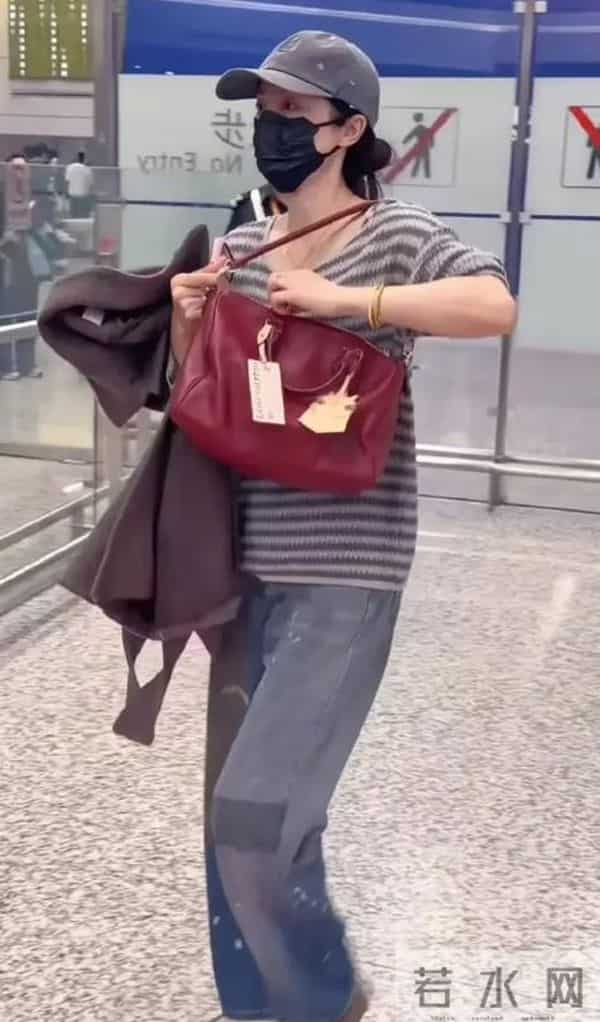 董璇被传怀上二胎现身机场!特地脱下外套回应