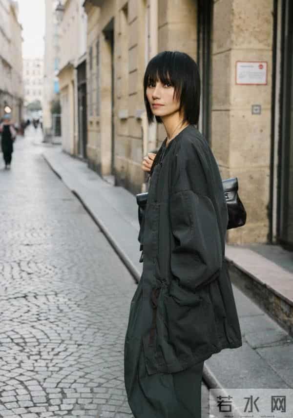 48岁“袁泉”带火了一种新穿搭：肥大外套+宽松裤子，洋气又减龄