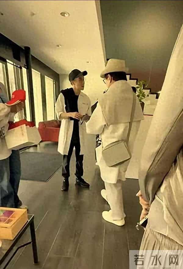 71岁成龙在瑞士，与儿子结伴同行，房祖名瘦脱了相，与爸爸一般高